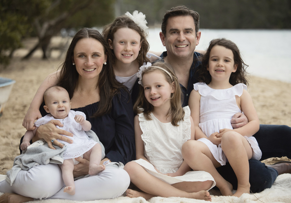 Семья капустиных америка. Фэмили портрет. Многодетная семья портрет. Фотопортрет семьи с ребенком 6 лет. Семейный портрет с близнецами.